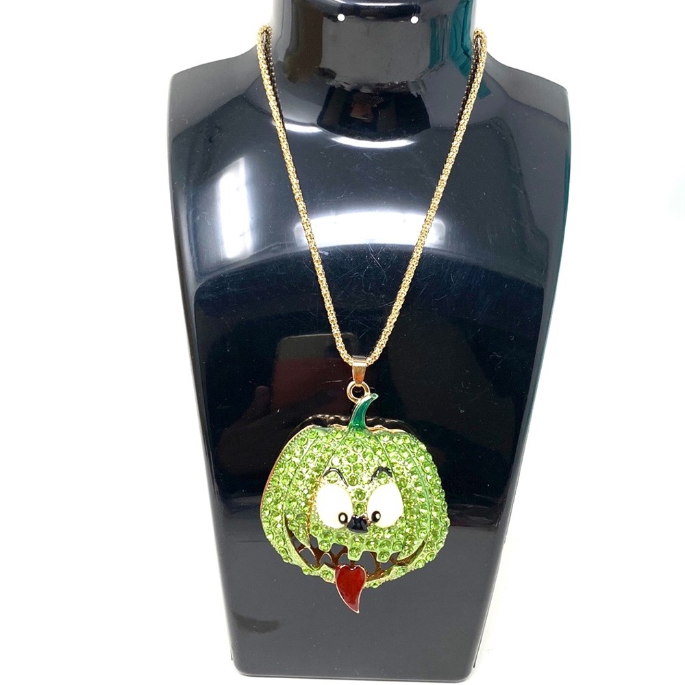 Authentic Betsey Johnson Pumpkin Green Cristal Pendant Necklace.